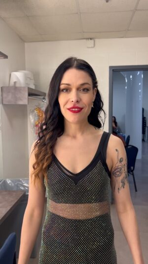 Joanie Charron Instagram - Les coulisses d’une belle perfo!!!
Joanie est tellement glamour 😂💄

 @49.parallele @jsmileproductions @yveslaramee @reseau_ontario #country #cmao @thecmaontario