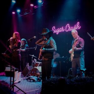 Joanie Charron Instagram - Nos nouvelles chansons sont disponibles sur toutes les plateformes,un mélange de douceur, de vérité avec une belle touche festive🤠. **** https://linktr.ee/sugarcrushofficiel ****

@purcomofficiel @49.parallele #onfr #musiquefranco #country