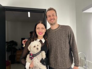 Joanie Charron Instagram - De beaux humains et un petit chien 🫶🏻🎵

@marieelainethibertofficiel @bobbybazini
