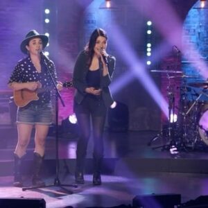 Joanie Charron Instagram - Saviez-vous que Sugar Crush était les gagnantes du concours de l’émission Tout simplement country à Radio-Canada ? 
Joanie et Marie-Soleil ont eu la chance de chanter leur nouvelle chanson ‘’J’aurais dû’’sur le plateau.

@49.parallele @purcomofficiel #country #radiocanada #sugarcrush #ukulele#music #festival #onfr #musiquefranco #canada