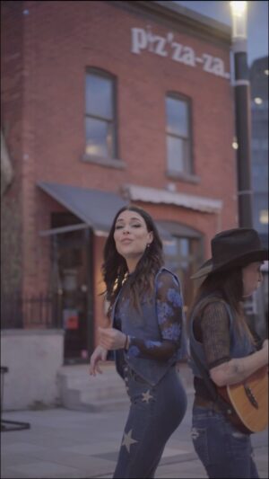 Joanie Charron Instagram - #1⭐️⭐️⭐️⭐️⭐️Notre chanson « Pour toi » est en première position du palmarès 🎵

@im_quest @jsmileproductions  @yveslaramee @reseau_ontario @thecmaontario @49.parallele @jaylefever