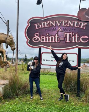 Joanie Charron Instagram - SAINT-TITE,c’était incroyable de chanter nos chansons devant vous
Merci mille fois Manon Bédard, on t’aime tant 🫶🏻

@fwst_officiel @provostmariesoleil @49.parallele @purcomofficiel @manon.bedardperso #sttite#festival #ukulele #music #country #festivalcountry #onfr #festivalsttite