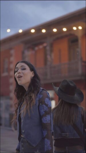 Joanie Charron Instagram - Notre chanson POUR TOI est disponible sur toutes les plateformes 🤠

https://bfan.link/pour-toi-9
@jsmileproductions @yveslaramee @49.parallele @im_quest @jaylefever #ukulele #country #musiquefranco #Onfr @thecmaontario  @reseau_ontario