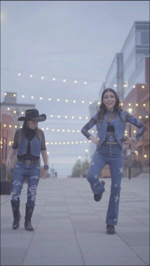 Joanie Charron Instagram - ❗️PRANK❗️
C’est la tâche préférée de Joanie « d’agacer » Marie-Soleil🤠
Qui est capable de faire la danse ?

🎬 @im_quest 
🎵 @jaylefever 
📷 Chris Morgan
@49.parallele @yveslaramee @jsmileproductions #ukulele #musiquefranco #country #sugarcrushband