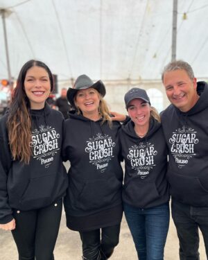 Joanie Charron Instagram - SAINT-TITE,c’était incroyable de chanter nos chansons devant vous
Merci mille fois Manon Bédard, on t’aime tant 🫶🏻

@fwst_officiel @provostmariesoleil @49.parallele @purcomofficiel @manon.bedardperso #sttite#festival #ukulele #music #country #festivalcountry #onfr #festivalsttite