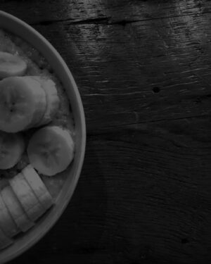Joanie Gonthier Instagram - Gruau aux bananes et autres extravagances. 🖤