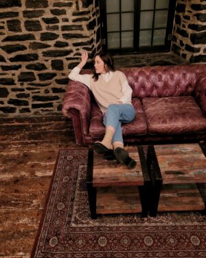 Joanie Gonthier Instagram - Aime essayer différents fauteuils dans des lieux extra hantés. ✌