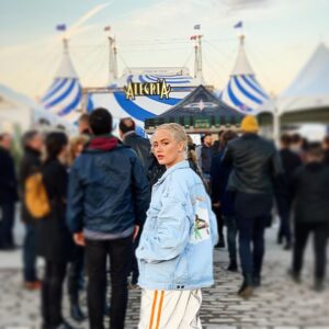 Joanie Perron Instagram - 🎪@cirquedusoleil merveilleuse soirée, le plus grand merci à @royturner_com 📸 @studios_kevinskyle #alegría#circustent#circus#cirquedusoleil#love#instagood#picoftheday#photooftheday#fashion#beautiful#happy#cute#premiere#opening#redcarpet#beauty#amazing#sleek#savi#blondehair