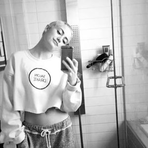 Joanie Perron Instagram - Grosse nuit !!! Approximativement, il y a un an de cela, vers 23:30, je coupais mes cheveux, face à mon miroir avec les ciseaux de la maison. 🐥 to 🦁 1 year hair growth anniversary ! Je me sentais tellement nu et pour tout vous avouer, j’avais envie de renaître (je venais de revivre ma naissance dans une régression en thérapie, pour ceux qui savent de quoi je parles) et je le ressentais tellement profond que j’ai insconsciemment, sur la frontière du conscient, fais exprès pour faire des expériences dans mes cheveux et les bousiller. Comme une envie cyclique, comme la terre mère a ses ères🌍🌏🌎, de destruction et de renaissance. Des fois j’ai envie de le refaire! 🐍 Merci à tous ceux qui m’ont partagé leur histoire de: cancer,alopécie, pelade, etc. Ce genre de partages c’est constructif et nourrissant 💋 j’ai pas voulu l’expliquer ainsi parce que je sais que pleins de gens ne comprennent pas alors, je fais la réponse simple, mais la vrai réponse c’est celle-ci. #phoenix#snake#shreading#shorthair#britneyspears#britneymood#evolution#phases#cycles#strength#vulnerability#alopecia#sharing#love#loveyourself#naked#choc#rebirthing#evolve#growth#rebirth#1yearanniversary#care
