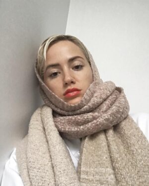 Joanie Perron Instagram - ❄️ La croisée des chemins. (1) 8 novembre 2018 « Emotionnal rape »
Jpa une star, la vérité; j’essaie de survivre tous les emotionnals rapes que la vie à mis sur ma route en me rappelant que je m’appartiens et que je m’aime...du moins pour le moment 65% du temps...avant 50%, bref, chuie une anti-sociable extravertie.©️ #sad#dark#white#antisocialsocialclub#antisocial#love#me#toughts#red#scarf#instagood#fashion