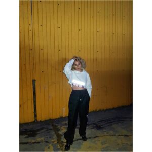 Joanie Perron Instagram - 👁To heal u need to accept your fears and not feed them, be aware that it might be scary af when you start to step out of conventionnal shits... 🖕🏻mainstream.  Le mainstream te dit que la force c de cacher tes vulnérabilité mais c faux !#festivaloutfit#festivalfashion#festival#love#instagood#high#reflection#reflective#yellow#curlyhair#pretty#beauty#bestoftheday#amazing#style#instalike#igers#fun#girl#instadaily#white#picoftheday#fashion#me#cute#beautiful