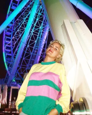 Joanie Perron Instagram - 🎡Rien de plus qu’une soirée parfaite, mon ami et son iphone.../ perfect eavening, iphone & friend  #bigwheel #love #oldport