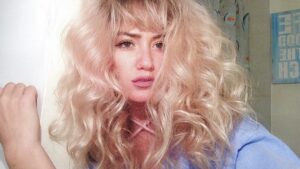 Joanie Perron Instagram - Je peux tu réavoir les cheveux long please 🤯#bangs#bangstyle#tb