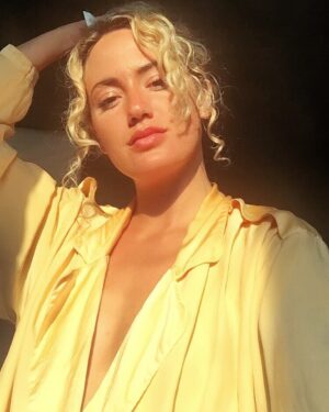 Joanie Perron Instagram - 3 méditation ce jour là pour me préparer au tournage 🌞Leo sun sign, scorpio rising🦂Quel est votre moment pref pour prendre un selfie ou faire un photoshoot? #meditation#goldendoodle#poodle#goldenhour#blonde#gold#yellow#summer#summerglow#glowing#aura#bright#light#selfie#onset#love#instagood#silk#thriftstorefinds#thriftoftheday#leosunsign#scorpiorising#radiantbody