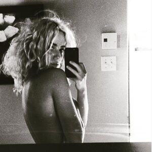 Joanie Perron Instagram - I AM ART. Let’s be each other muses🍊©️ #mogli ‘s  bathroom selfie #selflove #bedhead#morning#crush#vibing#crushing#rasta#curlyhair#love#instagood#me#cute#picoftheday#selfie#bathroomselfie#grainy#free#savage#wilderness#sacralchakra#feelme#tb#art#muses