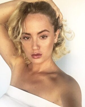 Joanie Perron Instagram - Parfois je me maquille...mais je dois avouer que je me sens bien plus au naturel,la plupart du temps et surtout le jour. J’ai cependant des boutons depuis ma dernière fds de yoga qui a fait sortir bcp d’émotions. La peau est le reflet du monde émotionnel interne. Bref, j’essaie de moins m’en faire avec ça ☺️ merci à toutes les femmes que je vois ne pas porter de fond de teint et pas cacher les dites « imperfection » de votre peau, vous m’inspirez. #chatain#lettingnaturetakeitscourse#growingnaturalhair#growingnatural#roots#beautiful#white#light