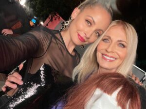 Joanna Cassidy Instagram - Throwback to meeting the fabulous @nicolerichie 🩷 

#tb #glam #selfie #fypシ