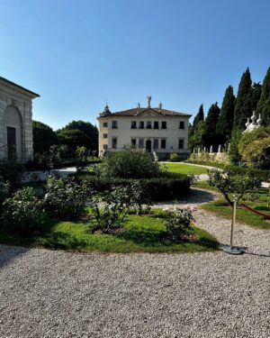 Joanna Cassidy Instagram - A beautiful villa 500 years old on the outskirts of Vicenza 

#vicenza #italy #travel #fypage #selﬁe #summer #summervibes