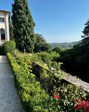 Joanna Cassidy Instagram - A beautiful villa 500 years old on the outskirts of Vicenza 

#vicenza #italy #travel #fypage #selﬁe #summer #summervibes