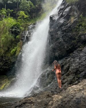 Joanna Jędrzejczyk Instagram - I’ve been to many places but I need to be honest - Hawaii has made me fell in love with it.🌺 I don’t remember when I felt this type of happiness in me. I smile to myself in and out every single day. 😃Grateful and thankful for these mesmerizing moments. And it’s not only about all the places and views, it’s about something more… I think we can only find this in ourselves. 

btw I’m loving all my curves and edges 💃🏻 

#hawaii #hawaiilife #kulaniapiafalls #hilo #hilohawaii