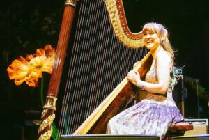 Joanna Newsom Instagram - Joanna performing as the surprise opener for Fleet Foxes 22/3/23 🌷🌷🌷She performed five new songs! #joannanewsom