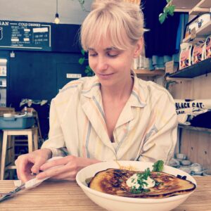 Joanna Vanderham Instagram - What a difference a year makes… (apparently I think this shirt is the perfect shirt for May 26th no matter where I am in the world) 
First pic New York
Second pic London
Both pics delicious vegan food 😊

.
.
.
.
.
.
.
.

#timelessfashion #vintage #ootd #fashionista #outfitinspo #styleinspo #newyork #london #foodie #foodstagram #yum #vegan