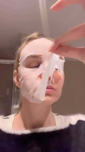 Joanna Vanderham Instagram - #GRWM ahead of @baftascotland awards tomorrow! 

.
.
.
.
.
.
.
.

#bts #actress #actor #bafta #baftascotland #veganskincare #crueltyfree #selfcare #joannavanderham