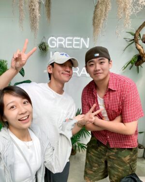 Joanne Yang Instagram - 成功跟Jason🥳🥳

時隔～不知道多久～
我們今天沒有打遊戲🎮
聊聊近況，
聊聊一起遇到很瞎的事，
我一直亂問他們一些假設性問題～
然後劭峰一直陷入情境，
一下開心一下難過～好好笑😂😂

#聊了好久
#劭峰還亂吃送錯的漢堡🍔
#Jerry一直在旁邊笑