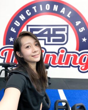 Joanne Yang Instagram - 該做的事又容易懶得做的事
早上一起床最有力氣的時候先做～
做完一整天就輕鬆啦，還覺得自己很棒⭐️

（沒一早去動，下午或晚上很難再去動～真的好累喔～）

@f45_training_neihu 

#一早開心運動
