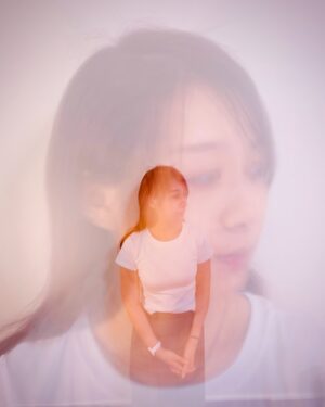 Joanne Yang Instagram - 書上說
「當我們能真正面對自己的情緒時，
都是一次成長的機會~」

遇到情緒來的時候，
嘗試觀察和理解自己的情緒，不容易但很重要，
感受每一種狀態的自己，並把感受紀錄下來～
接著，尋找問題的解方比陷在情緒裡有意義～

最後說一些激勵人心的話，外加一個擁抱，
好好安撫這顆心，大概就能繼續前進了～

#心安定了就沒事了