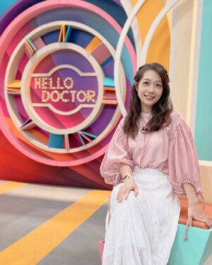Joanne Yang Instagram - 沒想到醫師們這麼有趣，
更沒想到名牌可以這麼大張😂😂
差不多可以跑馬拉松了！

這次是大剌剌代表，一直都是～
但我還是有注重衛生的啦！

等播出一起來看 #醫師好辣