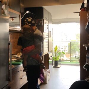 João Alcantara Instagram - Na Cozinha com Bella! 

Se liga na técnica do revezamento de braço! #paidemenima