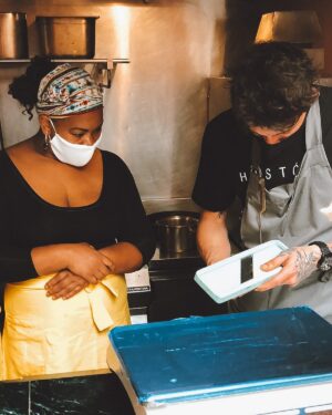 João Alcantara Instagram - A cozinha me formou e mudou minha história. 
.
E acredito firmemente que ela pode mudar a história de muita gente!! Recentemente criei um projeto onde dou aula para algumas mulheres em situação de risco. 
Formar pessoas é o que eu acredito. 
Depois de quatro semanas posso dizer que aprendi mais com elas do que elas comigo. Essas 10 mulheres, seguindo a profissão ou não, tenho certeza que a cozinha vai marcar elas pro resto da vida! 
.
Que sorte a minha. 
.
Acredito que formar pessoas e a maior maneira de defender uma causa. Atitude ❤️
Lá nos stories mostrei algumas coisas do dia foda que tivemos hoje. #cozinha