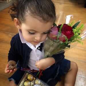 João Alcantara Instagram - A verdadeira primeira flor 🌷 que dou a minha filha! 

Feliz sant jordi ❤️🌹mi pequeña catalana 

A minha mãe,
A minha mulher,
A minha irmã, 
E a todas las mujeres que celebren este día tan bonito en grande. 

❤️ @mar_aguera te quiero 

?mis libros?📚🤔