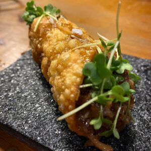 João Alcantara Instagram - Hoje nasce nosso Bar de tapas! 
“El Bar canalha” @restaurantemaremo 

Um belo Bar, música boa, comida deliciosa sem protocolos ❌

🔪 Pastel de rabada com agrião, emulsão de cebola queimada
