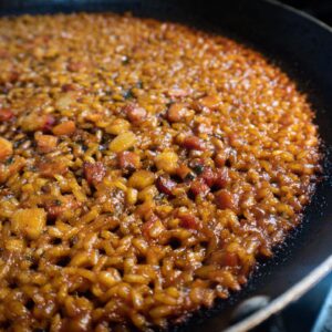 João Alcantara Instagram - No hay festival, “sem arroz”‼️

Domingo na @casaflutuar @mar.e.mo é dia de Samba com arroz! 

@grupodmarias