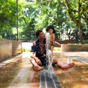 João Alcantara Instagram - Tirei  a manhã para dar uma refrescada improvisada com a Bella.

Tá calor por aí também?