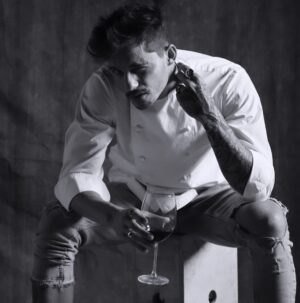 João Alcantara Instagram - Passando para dizer que vinho integral de uva Único da Vega Sicilia e bom demais 🙃

E que vem um novo projeto em Sampa‼️

Foto: @jaimepilnik