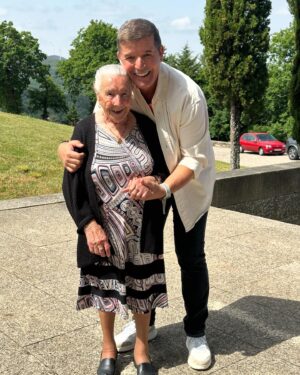 João Baião Instagram - Bom dia. Que bela manhã em Montalegre, entre fumeiro, sapateiro e burel foi maravilhoso conhecer a D Adozinda Ferreira, uma senhora com 108 anos que canta, dança e com uma memória fantástica. 🙏🏻🙏🏻😘😘❤️❤️❤️
@municipiodemontalegre