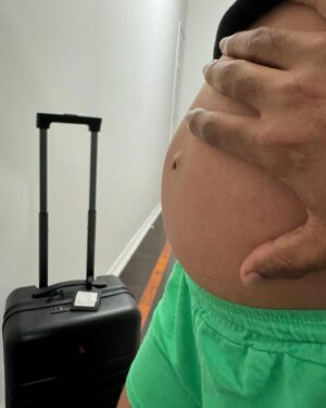 João Diamante Instagram - Viajar é bom, mas voltar pra casa não tem preço … 
.
.
#casa #lar #familia #mae #gravidez #diadasmaes