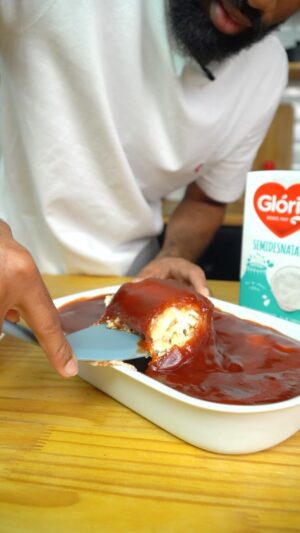 João Diamante Instagram - Hoje nossa receita é a minha versão do Pavê de Romeu e Julieta, super cremoso e saboroso feito com @leitegloria.rio desnatado.
.
Ingredientes:

•1 pacote de Biscoito maisena 
•1 xicara (chá) de Leite Gloria Desnatado 
•1 e 1/2 xicara (chá) de cream cheese
•1 copo de requeijão
•2 xícaras (chá) de goiabada cremosa
•3 goiabada vermelhas em fatias
.
Ficou com vontade? Marque um amigo pra fazer pra você :)
.
#ReceitasSaudaveis #RioDeAmorEGloria #publi #receitasaudavel