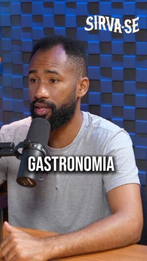 João Diamante Instagram - Vocês estão preparados para um episódio que vai reunir: Inteligência, técnica, consciência social e muuuita gastronomia? 

Estamos falando de João Diamante(@joaodiamante) 

João carrega consigo uma trajetória de grandes lutas e conquistas. Morador de periferia foi cozinheiro de autoridades na Marinha do Brasil, trabalhou com grandes nomes da cozinha, como, Alain Ducasse, Flávia Quaresma e David Jobert e, hoje, é consagrado no ramo gastronômico e com todos os seus projetos sociais e empresárias. 

Poderíamos nos prolongar e trazer o currículo completo do Joao, mas eu vou preferir que você acompanhe e se encante com cada pedacinho de nosso episódio. 

🟠Vai ao ar na Íntegra, Quarta-Feira, às 19:07, por nosso canal do Youtube. 
📎Link na bio

SIRVA-SE! 

🎙️ @menandrodrigues 
🎥 @estudiorastro