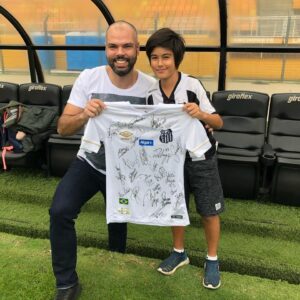 João Doria Instagram - @brunocovas completaria hoje 44 anos. Se ainda estivesse entre nós, estaríamos juntos, Bruno, seu filho @tomas_covas , eu e meus filhos, indo assistir à final do Campeonato Paulista, no jogo do @santosfc x Palmeiras. Vou torcer duplamente pelo Santos. Pela vitória do nosso time e pela homenagem a você Bruno. 🙏⚽🐟