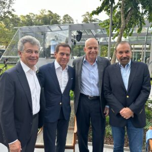 João Doria Instagram - Cumprimentando meus queridos amigos Adalberto Bueno Neto, Jorge Perez e Clifford Sobel na inauguração da primeira fase do Parque Global, em São Paulo. Um empreendimento de primeiro mundo que ajudou a gerar empregos e agora vai ajudar a criar vidas felizes aos seus proprietários.