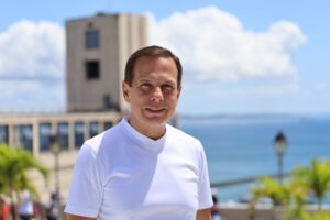 João Doria Instagram - Estou na Bahia, terra onde meu Pai nasceu. Metade do meu coração e da minha alma são baianas. Amo esta terra! Viva Salvador! Viva a Bahia! ❤️