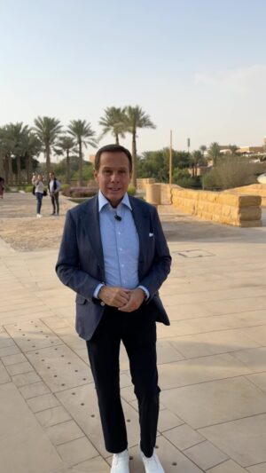 João Doria Instagram - A comitiva da LIDE BRAZIL SAUDI ARABIA CONFERENCE teve o privilégio de visitar o distrito histórico e cultural de Diriyah, em Riyadh. Este local 
é o berço do Reino da Arábia Saudita. Foi declarado Patrimônio Mundial pela UNESCO. Mergulhamos na história fascinante da Arábia Saudita. Um local que já é uma experiência impressionante, se tornará uma das maiores atrações turísticas do Oriente Médio em 2030, quando será totalmente concluído, após investimento de 64 bilhões de dólares.