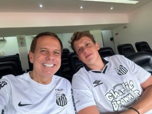 João Doria Instagram - Pé quente no Morumbi, com meu filho Felipe. Mais uma vitória do @santosfc! Peixe honrando sua torcida!
Parabéns ao time pela vitória de 2 x 1 sobre o brioso time do São Bernardo.