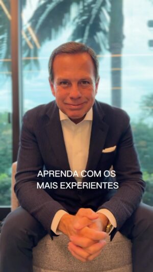 João Doria Instagram - Sempre admirei aqueles que, com mais experiência, não apenas ensinam, mas também inspiram pelo exemplo. São verdadeiros mestres que compartilham conhecimento e demonstram com suas vidas, os valores e as virtudes que enriquecem nossa trajetória. Em sua sabedoria, encontramos não apenas lições, mas também um guia para uma vida plena e significativa.
