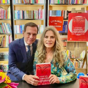João Doria Instagram - Vim à Livraria da Travessa, no Iguatemi, buscar meu autógrafo no novo livro da minha querida amiga @brunalombardi (“Manual para corações machucados”). 
São muitos anos de amizade, admiração e carinho pela Bruna e toda sua família.