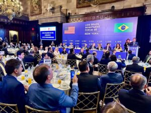 João Doria Instagram - Começou o maior evento internacional do LIDE: Brazil Investment Forum, em Nova York. Com a participação de 9 governadores, 10 senadores, 16 deputados federais e 306 empresários e investidores do Brasil e dos EUA. O evento tem transmissão de televisão por várias plataformas de internet. Acompanhe ao vivo pela TV LIDE: LIDER.INC. 
O evento vai até às 12h30 de hoje, no Harvard Club, no centro de Nova York. 🇧🇷🇺🇸